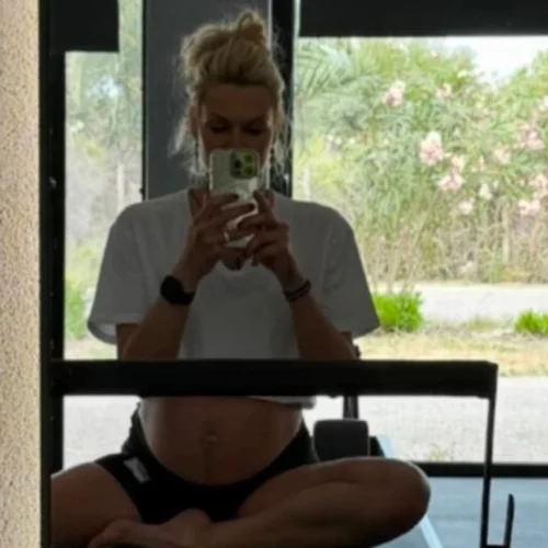 Στη θάλασσα λίγο πριν γεννήσει | Η Βίκυ Κάβουρα στην αμμουδιά