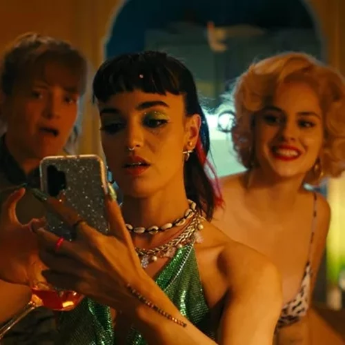 "Οι Μπαλκονάτες"| Επιστροφή στο γυναικείο βλέμμα