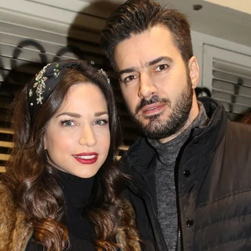 Γιάννης Τσιμιτσέλης - Κατερίνα Γερονικολού | Ρομαντικό dinner στο σπίτι τους - Με αναμμένο κερί και ροδοπέταλα