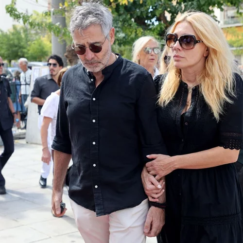 Η Σμαράγδα και η μητέρα της, Τζούλια Αργυροπούλου στο τελευταίο αντίο στον Ντίνο Καρύδη