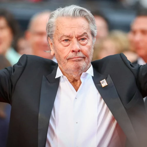 Αλέν Ντελόν: Η αδυναμία στην πρώην σύζυγό και την κόρη του απεικονισμένη σε δύο ίδιες φωτογραφίες με διαφορά 35 χρόνων