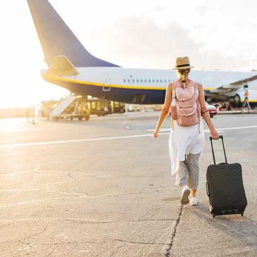 Ετοιμάζεσαι για αεροπορικό ταξίδι; Αυτά είναι τα 4 βασικά στοιχεία που πρέπει να προσέξεις πριν αγοράσεις βαλίτσα καμπίνας