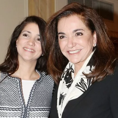 Aλεξία Μπακογιάννη | Σπάνια εμφάνιση για την κόρη της Ντόρας