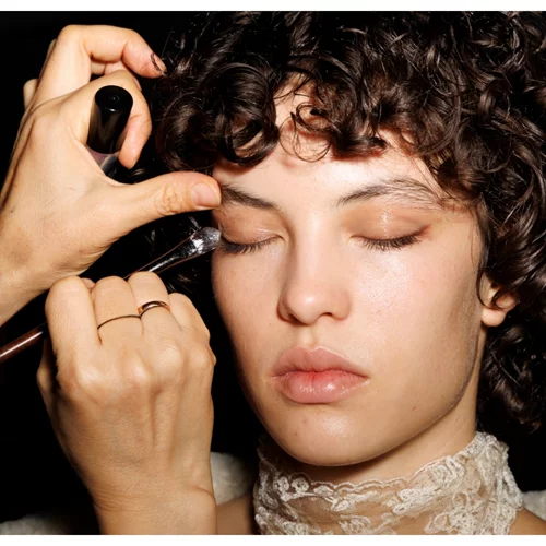 Οι πιο value-for-money καλοκαιρινές σκιές ματιών από τη Zara για καστανά μάτια