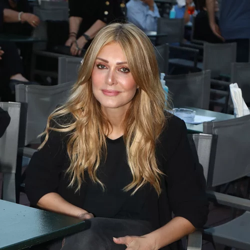 Throwback stories | Όταν η Νατάσα Θεοδωρίδου είχε εμφανιστεί με κοντά καστανά μαλλιά σε βραδινή έξοδο