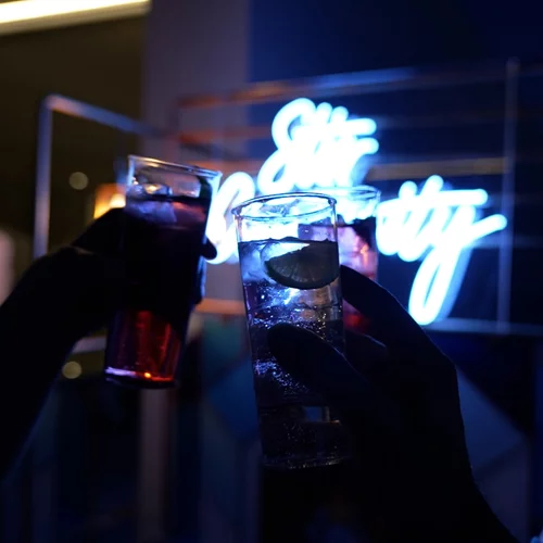 Το ανανεωμένο ΕΜΣΤ γιόρτασε τα εγκαίνια 5 νέων εκθέσεων ταυτόχρονα με ένα μεγάλο πάρτι με τη χορηγία του Bombay Sapphire