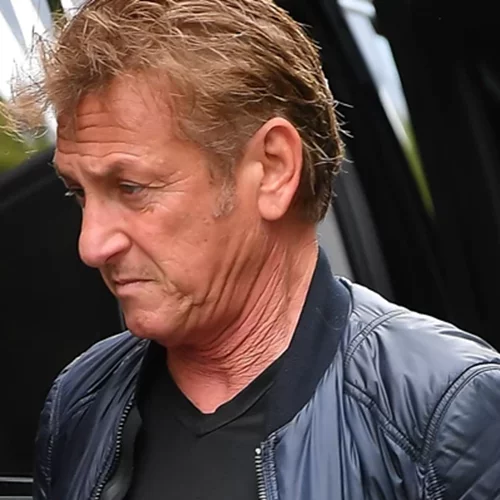 Ο Sean Penn φεύγει με τα πόδια από την Ουκρανία | Η φωτογραφία στα σύνορα με την Πολωνία