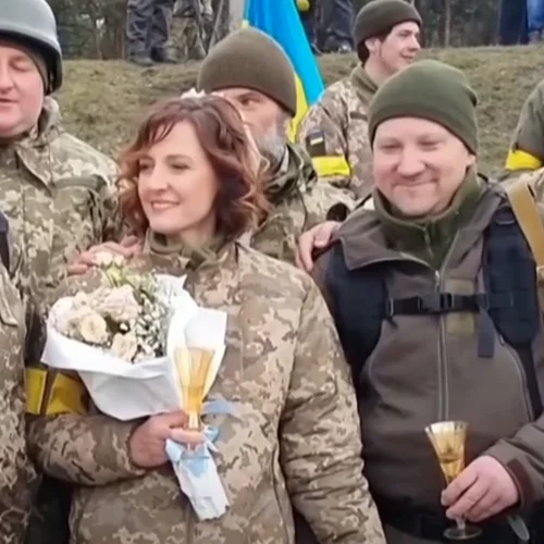 Ζευγάρι Ουκρανών παντρεύτηκε στο μέτωπο του πολέμου