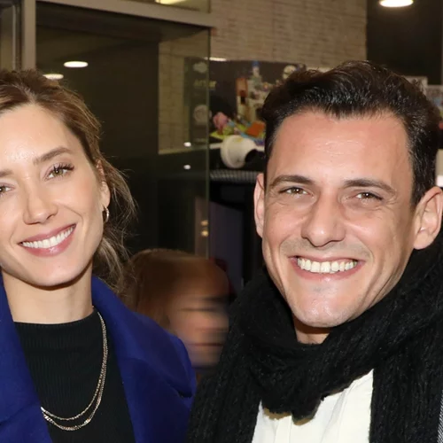 Σταύρος Σβήγκος – Γιολάντα Καλογεροπούλου | H εμφάνιση του φημολογούμενου ζευγαριού σε θεατρική παράσταση