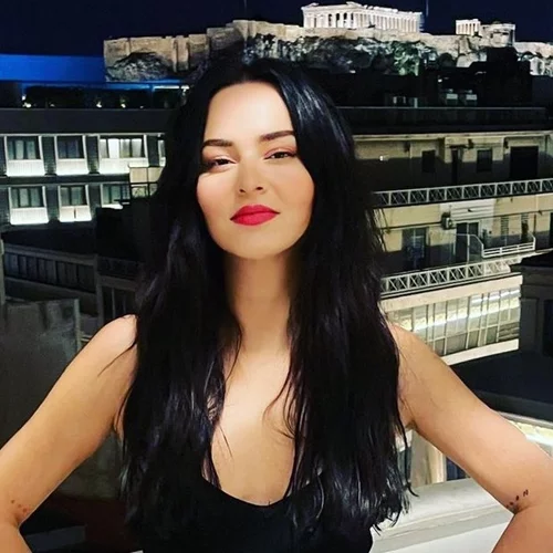 Η Ζενεβιέβ Μαζαρί με υπέροχο φόρεμα με ανοιχτούς τους ώμους - Η δημόσια αγκαλιά με τον σύζυγό της Βασίλη Καρύδη