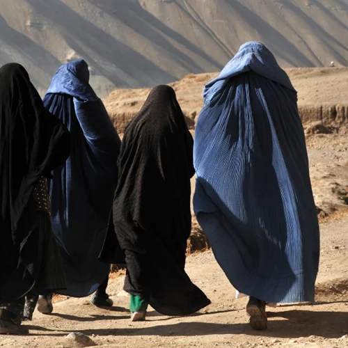 Οι Ταλιμπάν κάλεσαν όλες τις γυναίκες που εργάζονται στον τομέα της δημόσιας υγείας να επιστρέψουν στις δουλειές τους