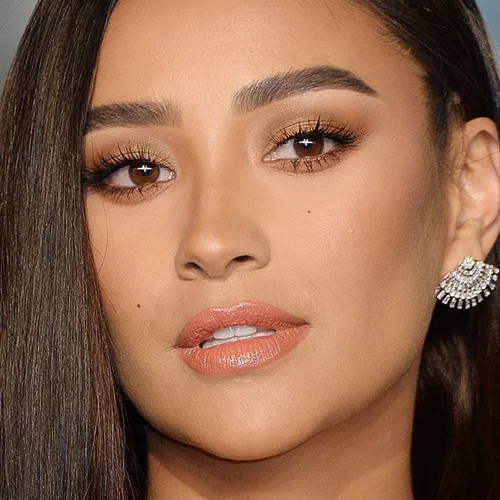 Αυτά είναι τα 5 πιο κολακευτικά ρουζ για μελαχρινές