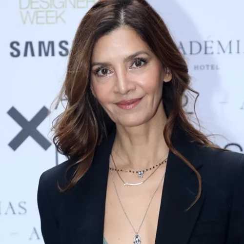 To casual look της Κατερίνας Λέχου με φαρδύ παντελόνι και sneakers