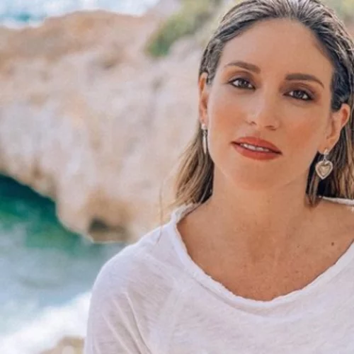 Αθηνά Οικονομάκου | Η φωτογραφία με το φλοράλ μπικίνι λίγο πριν "εκραγεί"