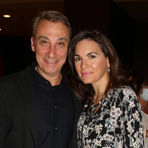 Όλγα Κεφαλογιάννη | Με μεταξωτό παλτό στη θεατρική πρεμιέρα