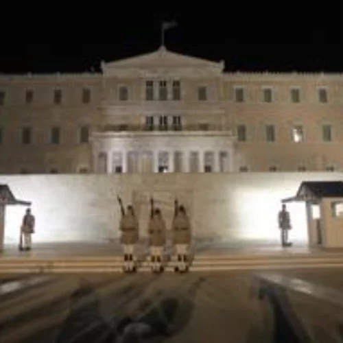 Στα χρώματα της σημαίας του Ισραήλ φωταγωγήθηκε η Βουλή