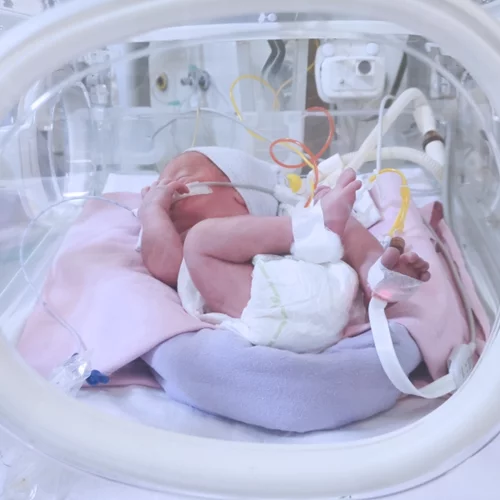 Σοκ στο Χαλάνδρι | Κοριτσάκι 2 μηνών το βρέφος που βρέθηκε μέσα σε τσάντα - Ψάχνει τους γονείς η ΕΛΑΣ