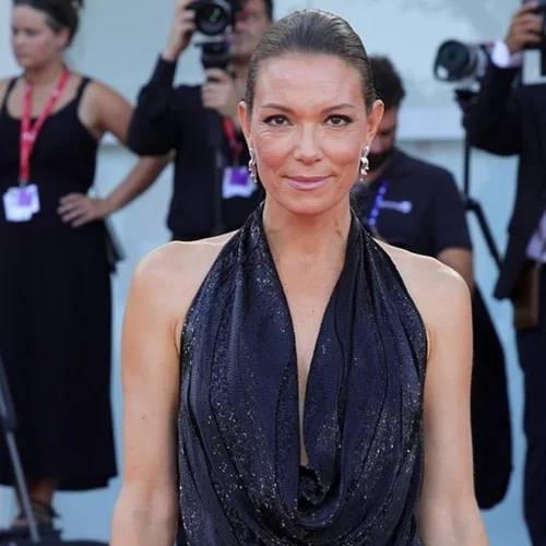 Τα mesh shoes, η glam ολόσωμη φόρμα και το capri παντελόνι | Όλες οι εμφανίσεις της Βίκυς Καγιά στο φεστιβάλ Βενετίας