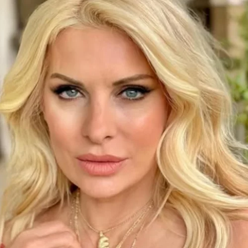 Όταν η Ελένη Μενεγάκη είχε το κοντό κούρεμα που σήμερα βλέπουμε παντού