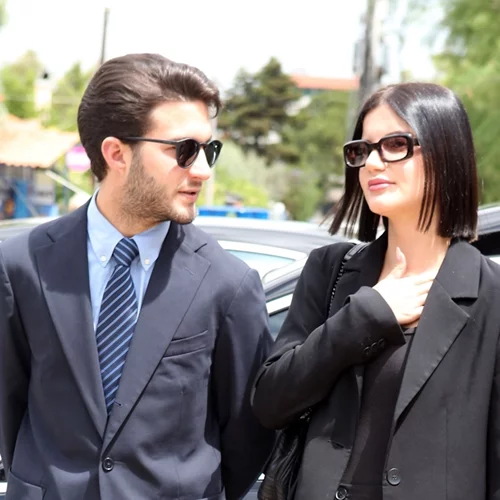 Αλίκη Καραμανλή | Με τον αδελφό της, Αλέξανδρο και τον Κώστα Καραμανλή στην κηδεία του Πέτρου Μολυβιάτη