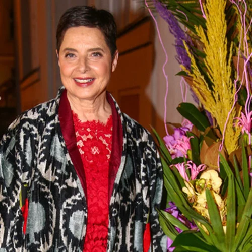 Το βλέμμα του μαγνητίζει: Ο γιος της Isabella Rossellini, Roberto, στην πασαρέλα του οίκου Bvlgari