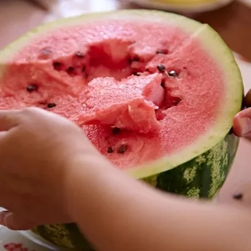 Το πιο υποτιμημένο μέρος του καρπουζιού με ισχυρά αντιοξειδωτικά και αμινοξέα