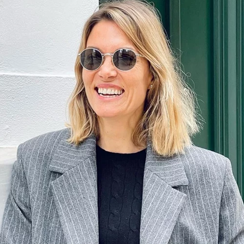 Η Βίκυ Καγιά υιοθέτησε την τάση των long shorts | Τα statement παπούτσια που φόρεσε