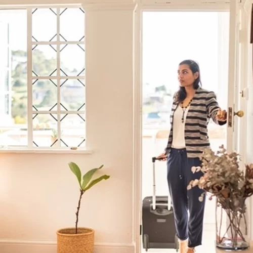 Πέντε πράγματα που πρέπει να κάνεις μόλις επιστρέψεις από τις διακοπές, για να μοσχοβολά το σπίτι σου