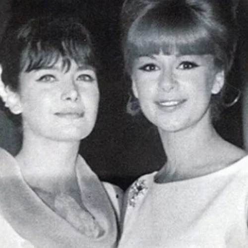 47 χρόνια πριν | Η Αλίκη Βουγιουκλάκη και η Τζένη Καρέζη στην αγκαλιά του Ηλία Καζάν