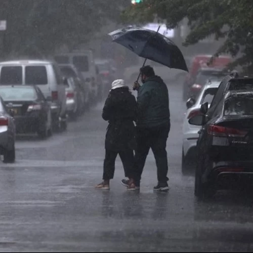 Τσουχτερό κρύο και παγετός σήμερα, χιόνισε στην Πάρνηθα - Κλειστά σχολεία και δρόμοι, πού χρειάζονται αλυσίδες