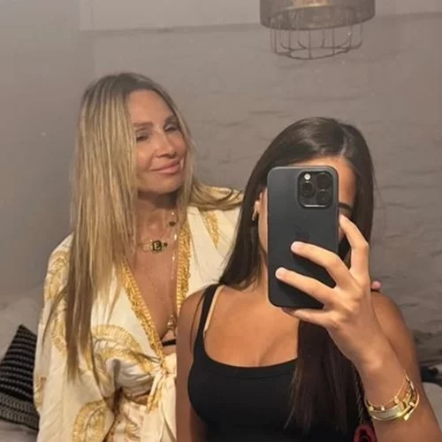 Ελένη Πετρουλάκη - Ηλιάνα Ίβιτς | Βόλτα στα σοκάκια της Κύθνου με εντυπωσιακά φορέματα