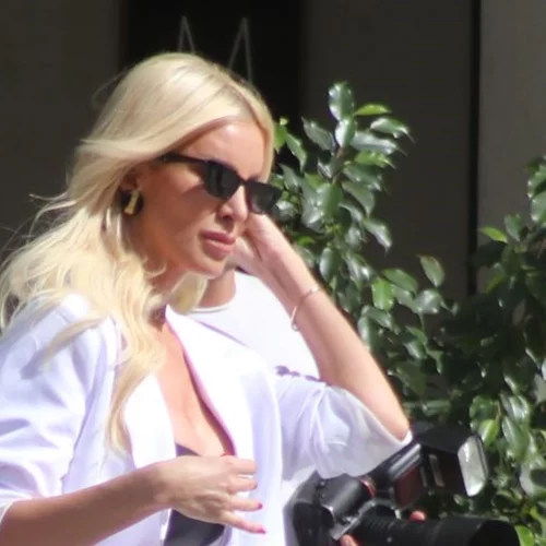 Lunch break για την Κατερίνα Καινούργιου - Το μπεζ πανωφόρι της