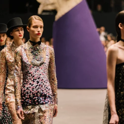 Οι τάσεις που ξεχωρίσαμε από την Haute Couture συλλογή του οίκου Chanel για την άνοιξη και το καλοκαίρι του 2023