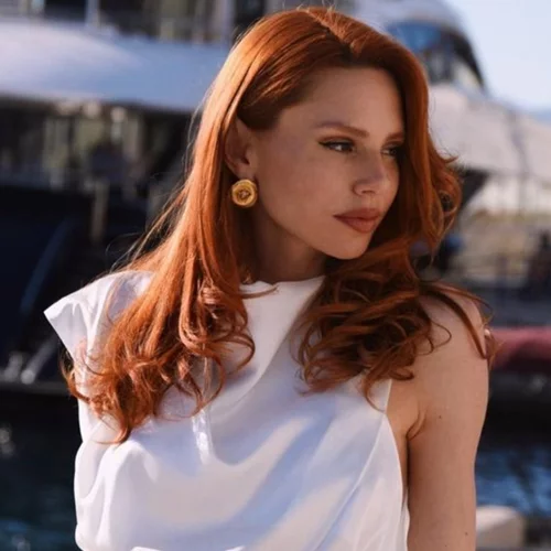 Στην πόλη και το νησί | Το λευκό κοστούμι της Έβελυν Καζαντζόγλου από τα Marks & Spencer αξίζει μία θέση στη γκαρνταρόμπα σου