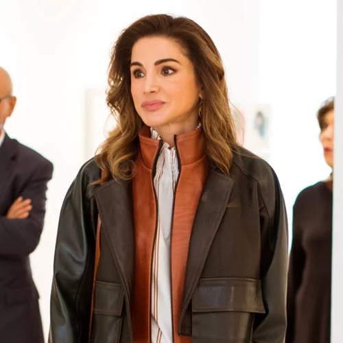 Η βασίλισσα Rania επέλεξε το casual jacket που δεν πρέπει να λείπει από καμία ανοιξιάτικη γκαρνταρόμπα