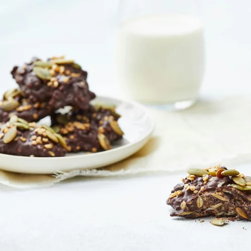 Πανεύκολα σοκολατάκια με γιαούρτι και ξηρούς καρπούς | Το πιο ελαφρύ γλυκό για το Πάσχα