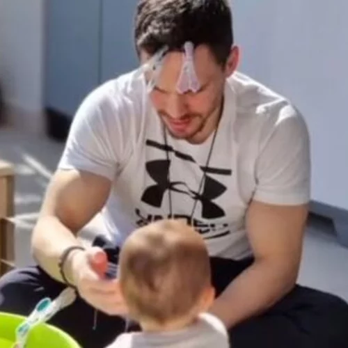 Λευτέρης Πετρούνιας | Το αξεσουάρ μαλλιών του πιο cool μπαμπά και τα παιχνίδια με τις κόρες του