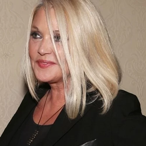 Ρούλα Κορομηλά | Mε παραδοσιακή φορεσιά και μακριά μαλλιά στο δημοτικό