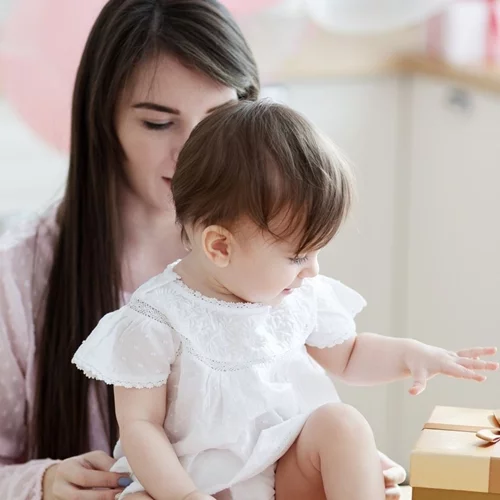 6 δώρα βάφτισης που έχουν πραγματικά ανάγκη οι νέοι γονείς