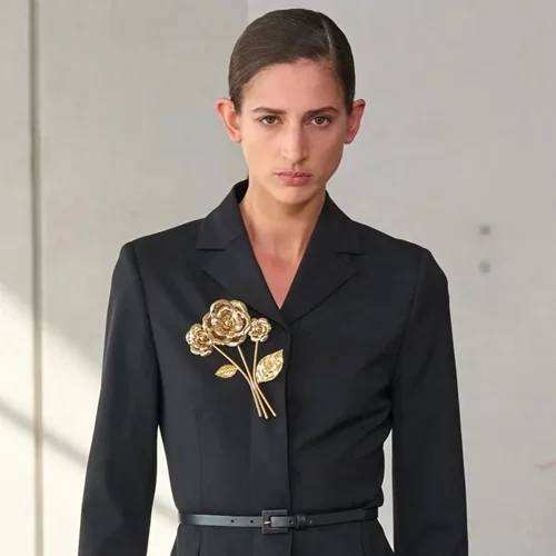 SS24 | Γιατί οι καρφίτσες έχουν επιστρέψει στην επικαιρότητα της μόδας