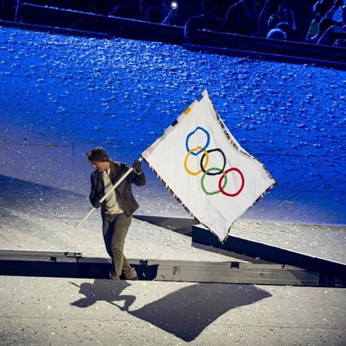 Tom Cruise | Το εντυπωσιακό stunt που έκανε στην Τελετή Λήξης στο Παρίσι