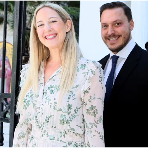 Η Θεοδώρα Ντε Γκρες με φλοράλ φούστα στην πρόβα γάμου του αδελφού της, Νικόλαου, με τη Χρυσή Βαρδινογιάννη