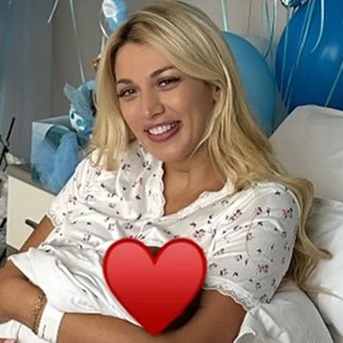 Κωνσταντίνα Σπυροπούλου | Η τρυφερή φωτογραφία με τον έξι μηνών γιο της με χριστουγεννιάτικο φορμάκι