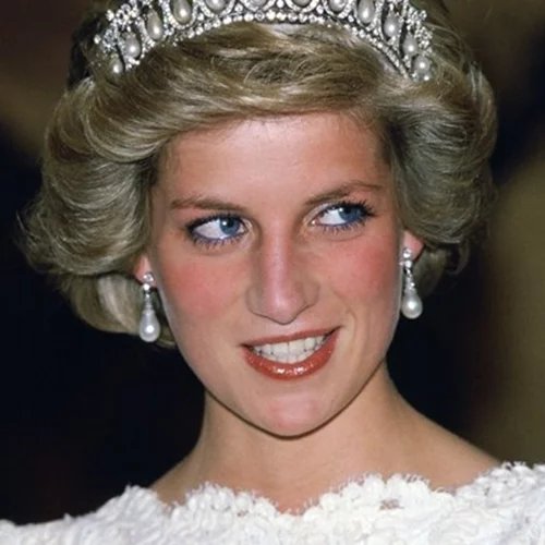 Η Πριγκίπισσα Diana και το στίγμα που άφησε στη μόδα μέσα από 5 εμβληματικές εμφανίσεις