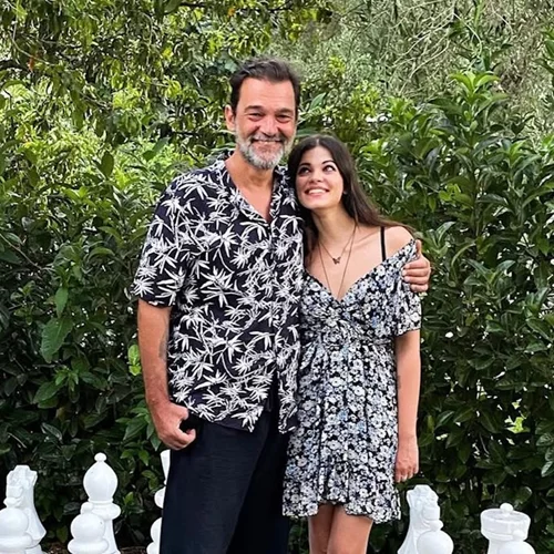 Πανέμορφο παρανυφάκι η 9χρονη Τζένη Καζάκου | Με πριγκιπικό φόρεμα στον γάμο του πατέρα της, Κωνσταντίνου Καζάκου με την Ιωάννα Μουρτζούκου