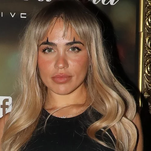 Κόνι Μεταξά | Στόλισε τέσσερα χριστουγεννιάτικα δέντρα