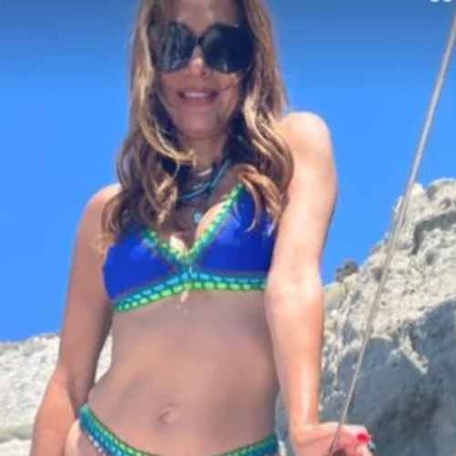 Χωρίς ρετούς | Η Δέσποινα Βανδή εντυπωσιάζει με μπικίνι στα 52 της