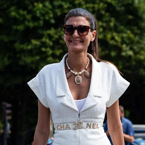 8 stylish σύνολα που θα αναδείξουν τη μαυρισμένη επιδερμίδα