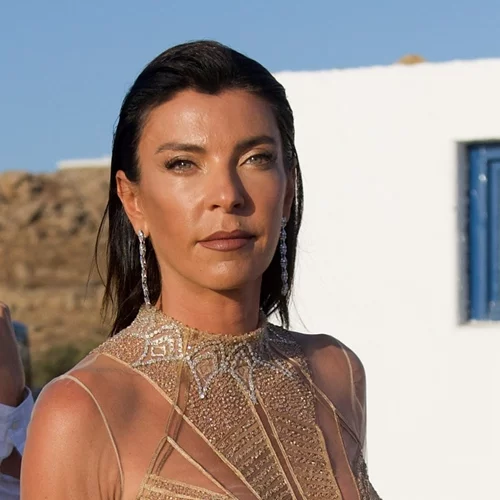 Η Μαρίνα Βερνίκου με το μπουφάν που ταιριάζει καλύτερα με τις φόρμες σου