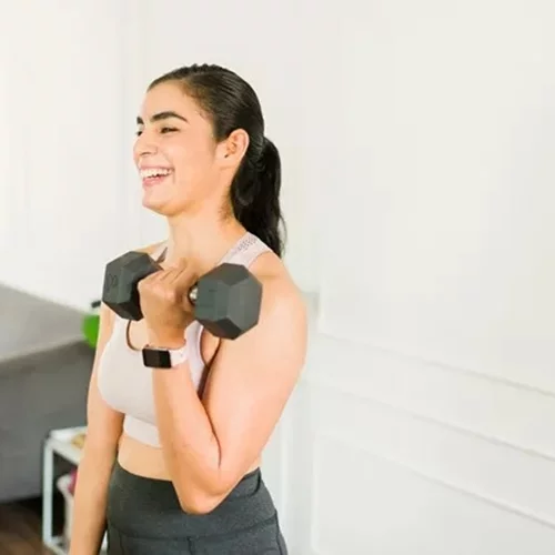 Μετά τα 45 | Οι 4 πιο αποτελεσματικές ασκήσεις για να γραμμώσεις τα μπράτσα σου σε 30 μέρες